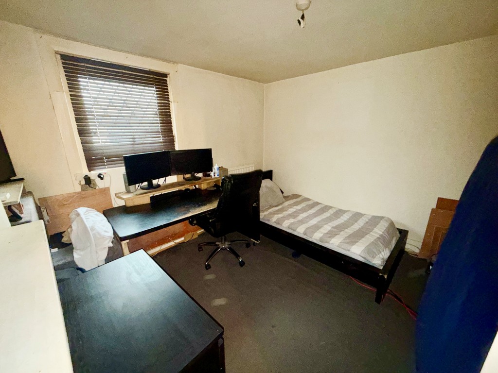Lot: 99 - TOWN CENTRE PAIR OF FLATS - Maisonette - Bedroom one